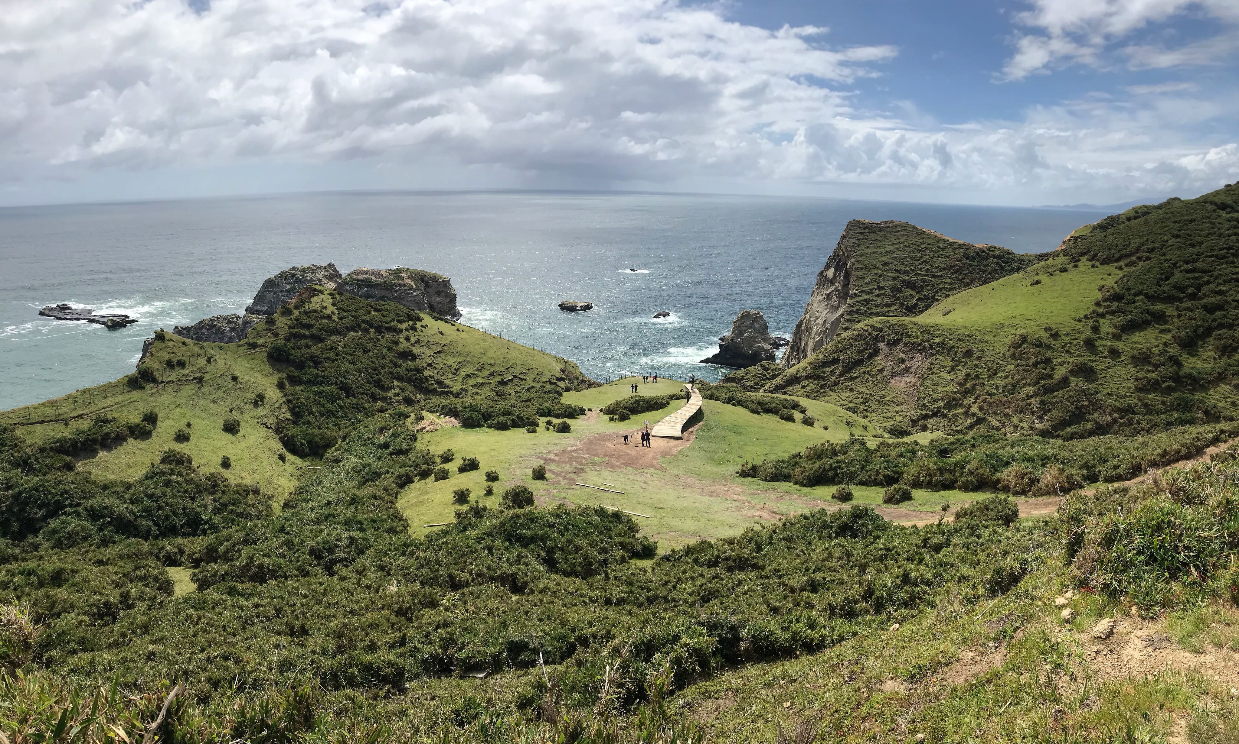 Vista panorámica lejana del muelle y la bahía en Cucao