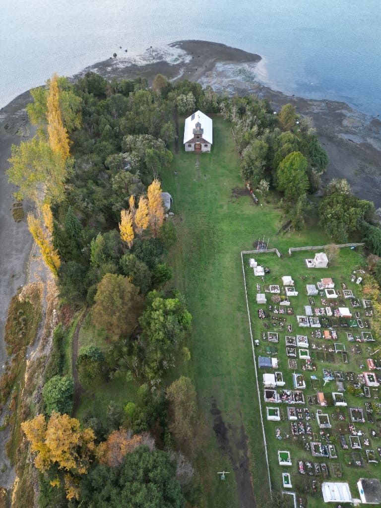 Vista aérea de la capilla y cementerio en Isla Aucar