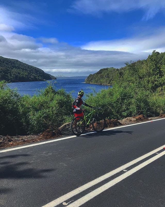 Ciclista bordeando la ruta del Lago Huillinco