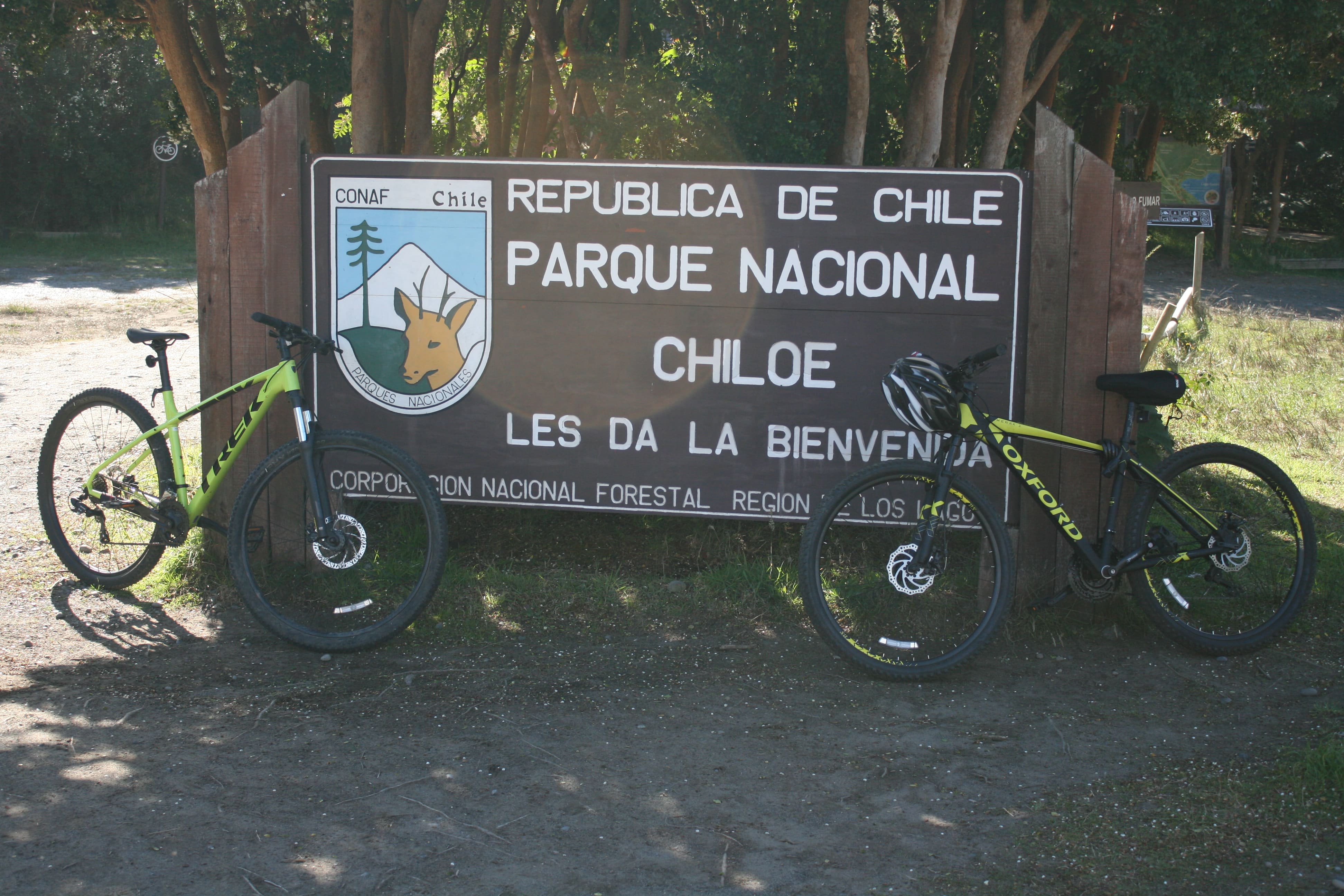 Bicicletas en el letrero de entrada al Parque Nacional Chiloé
