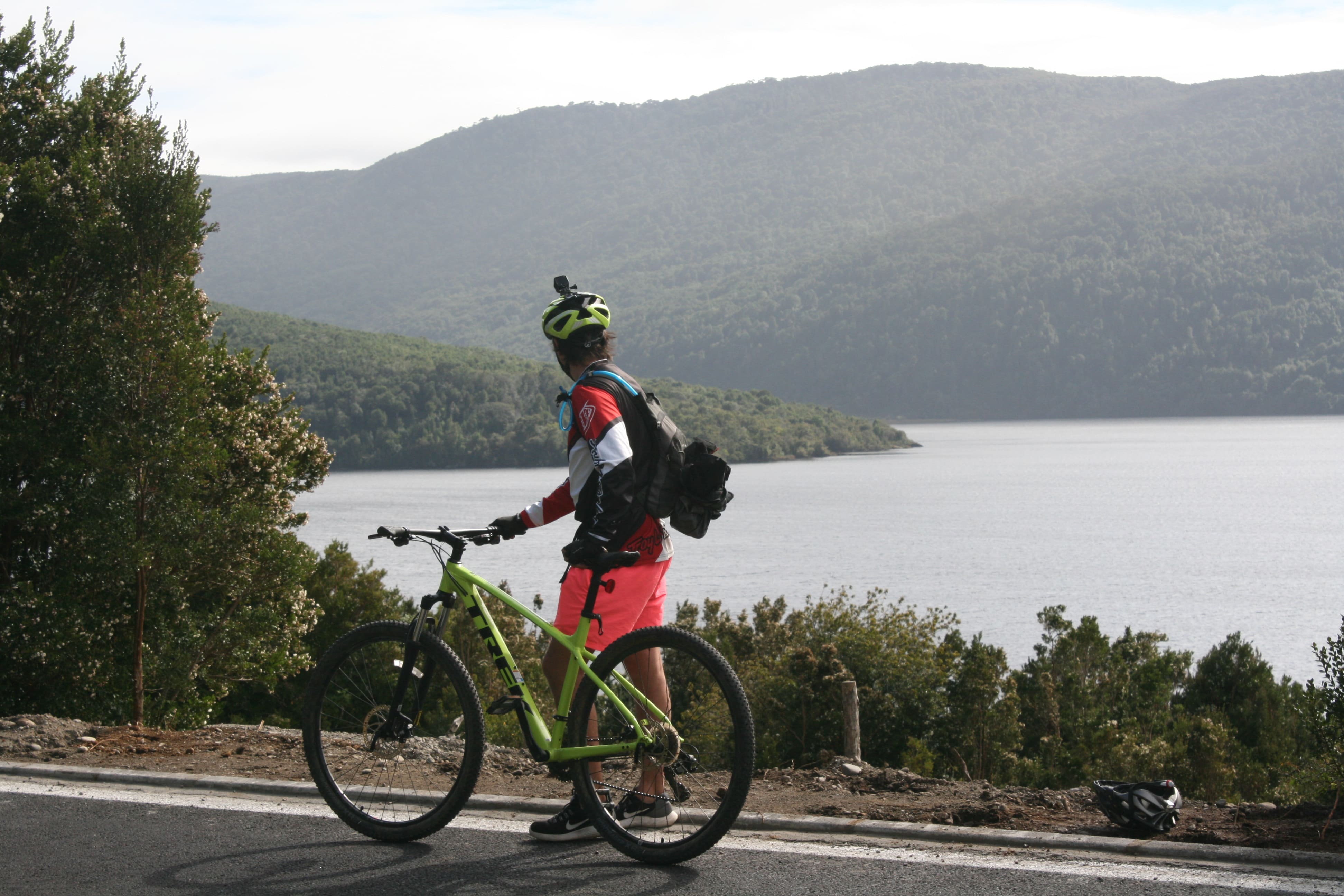 Vista al lago durante la ruta en bicicleta