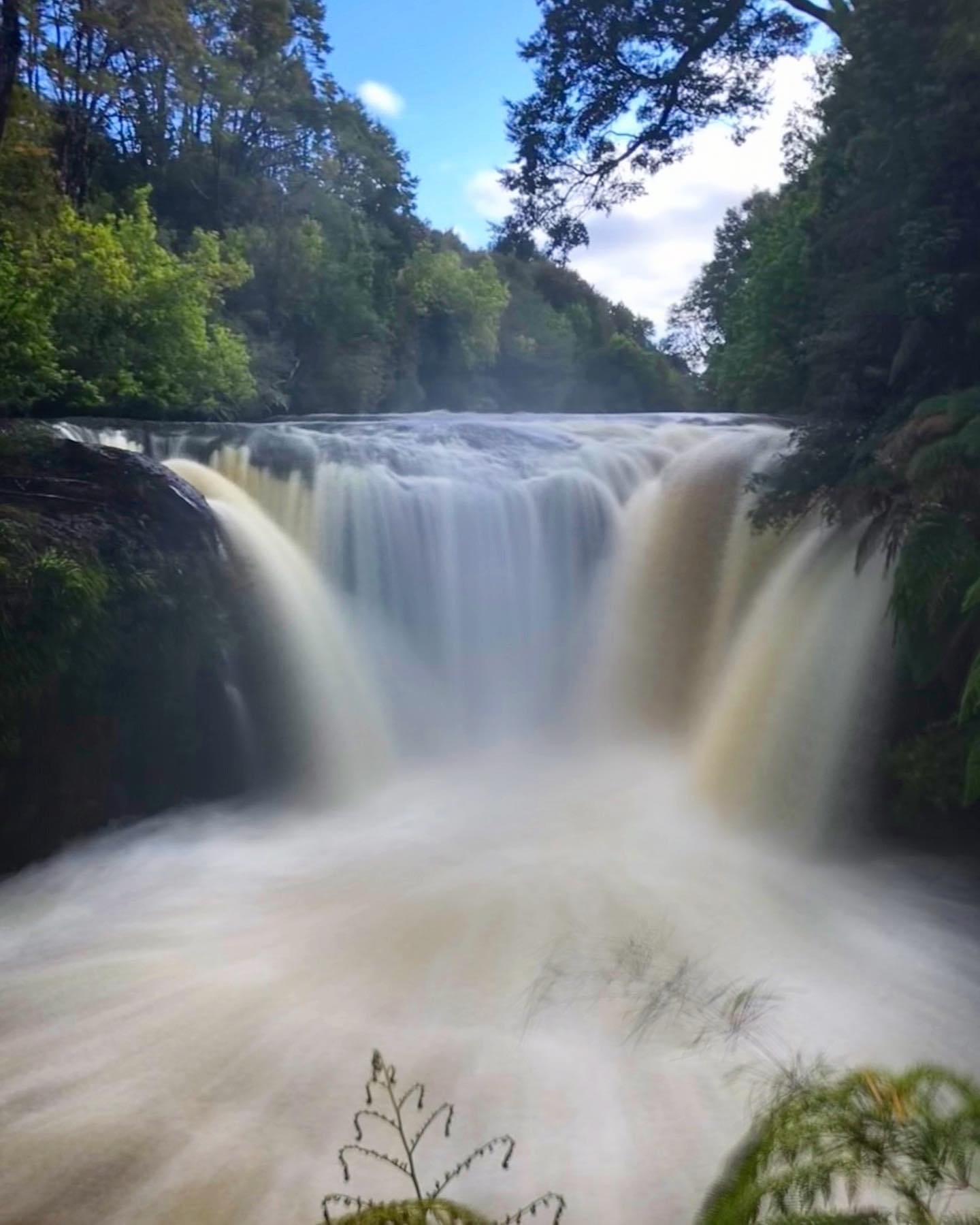 Imponente cascada en el Parque Tepuhueico