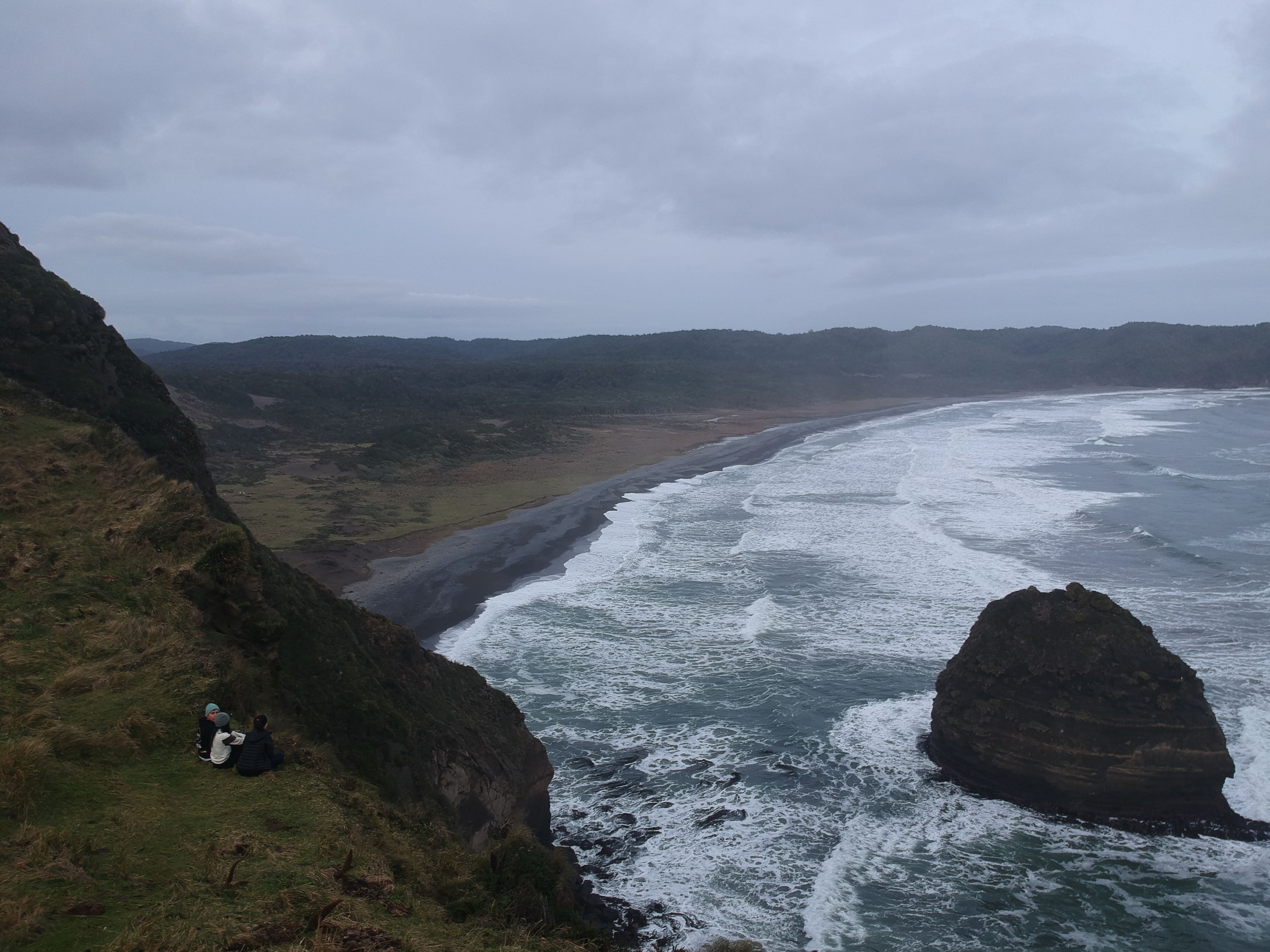 Vista panorámica de la costa y el mar en Parque Tepuhueico