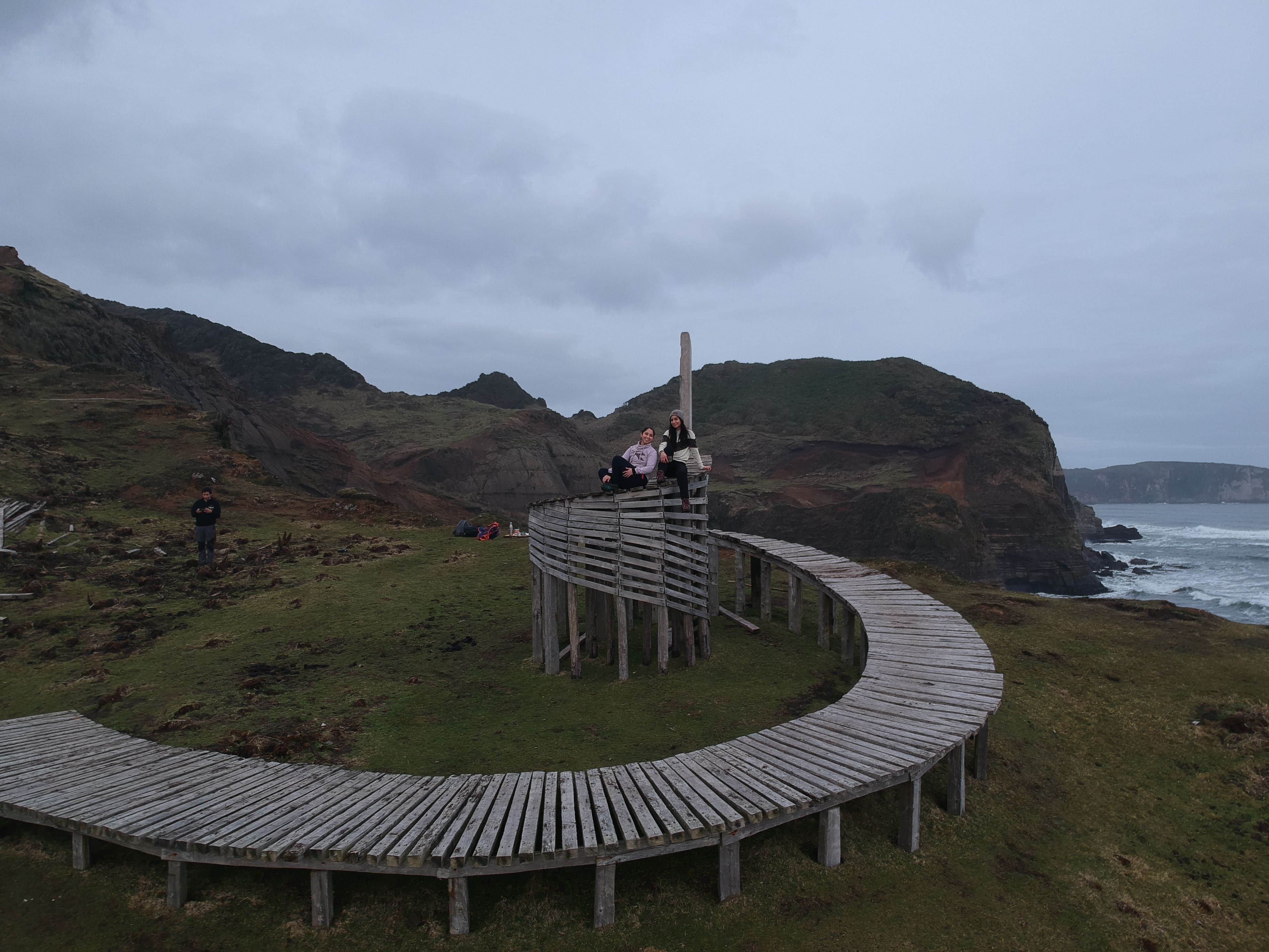 Mirador en espiral de madera en el acantilado